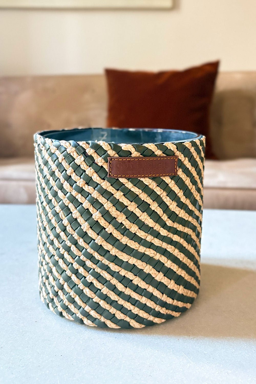 Vela Artesanal De Cuero Y Rafia Con Fragancia Almizcle Mediana Cristina Oria 