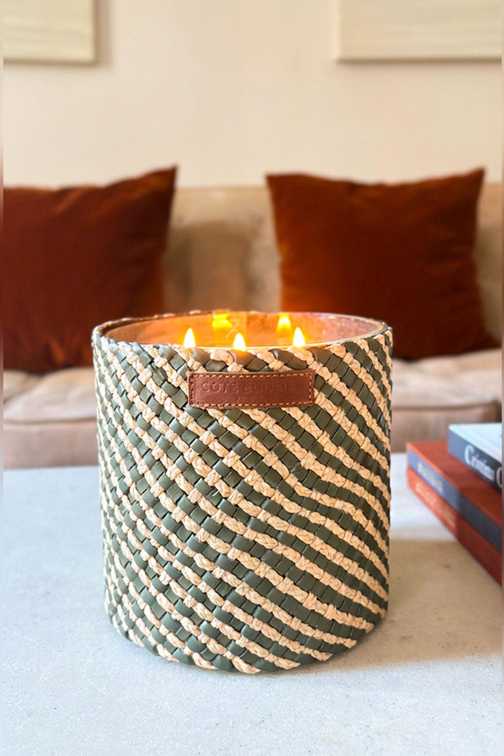 Detalle Encendida Vela Artesanal De Cuero Y Rafia Con Fragancia Almizcle Mediana Cristina Oria 