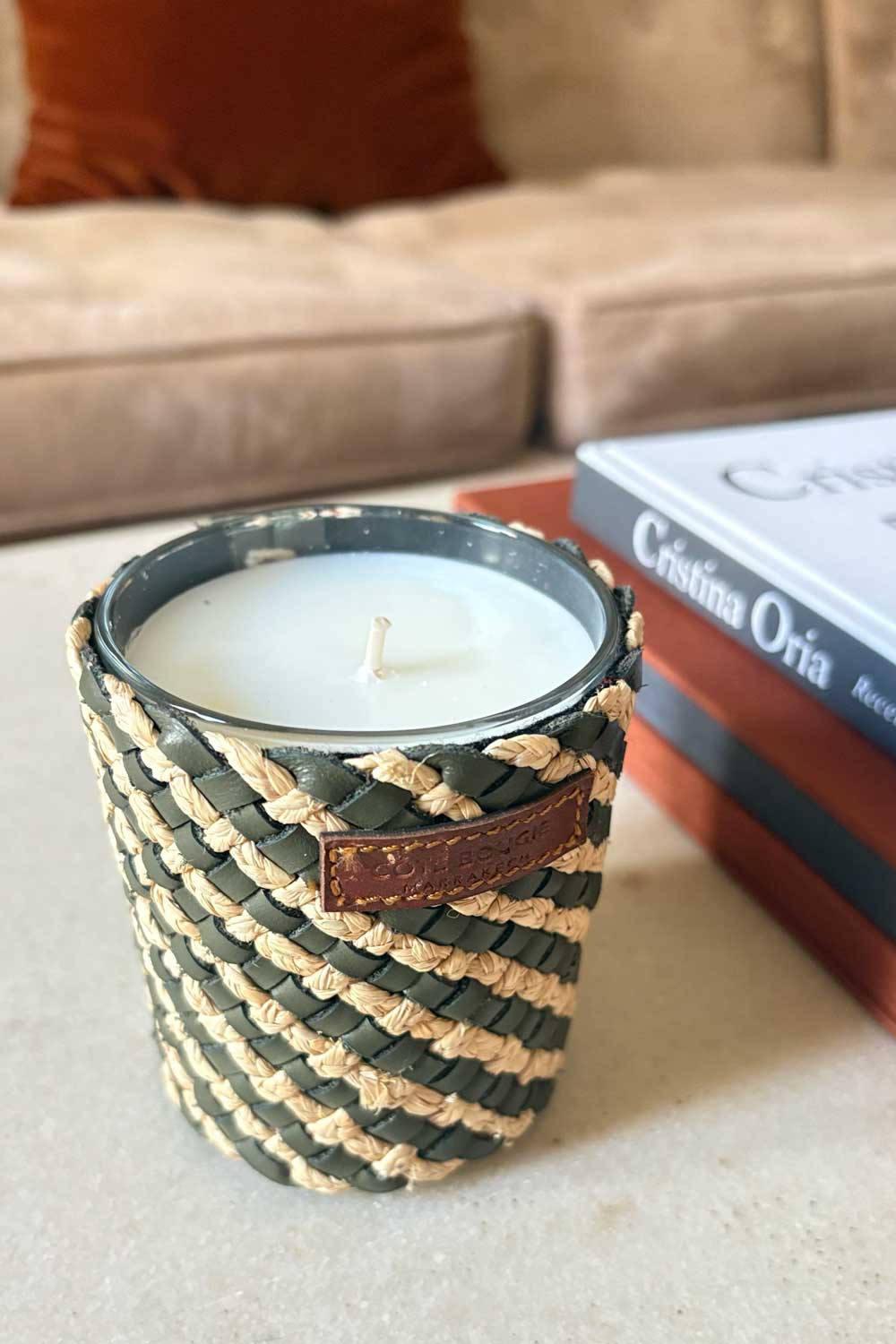 Vela Artesanal De Cuero Y Rafia Con Fragancia Almizcle Pequeña Cristina Oria 