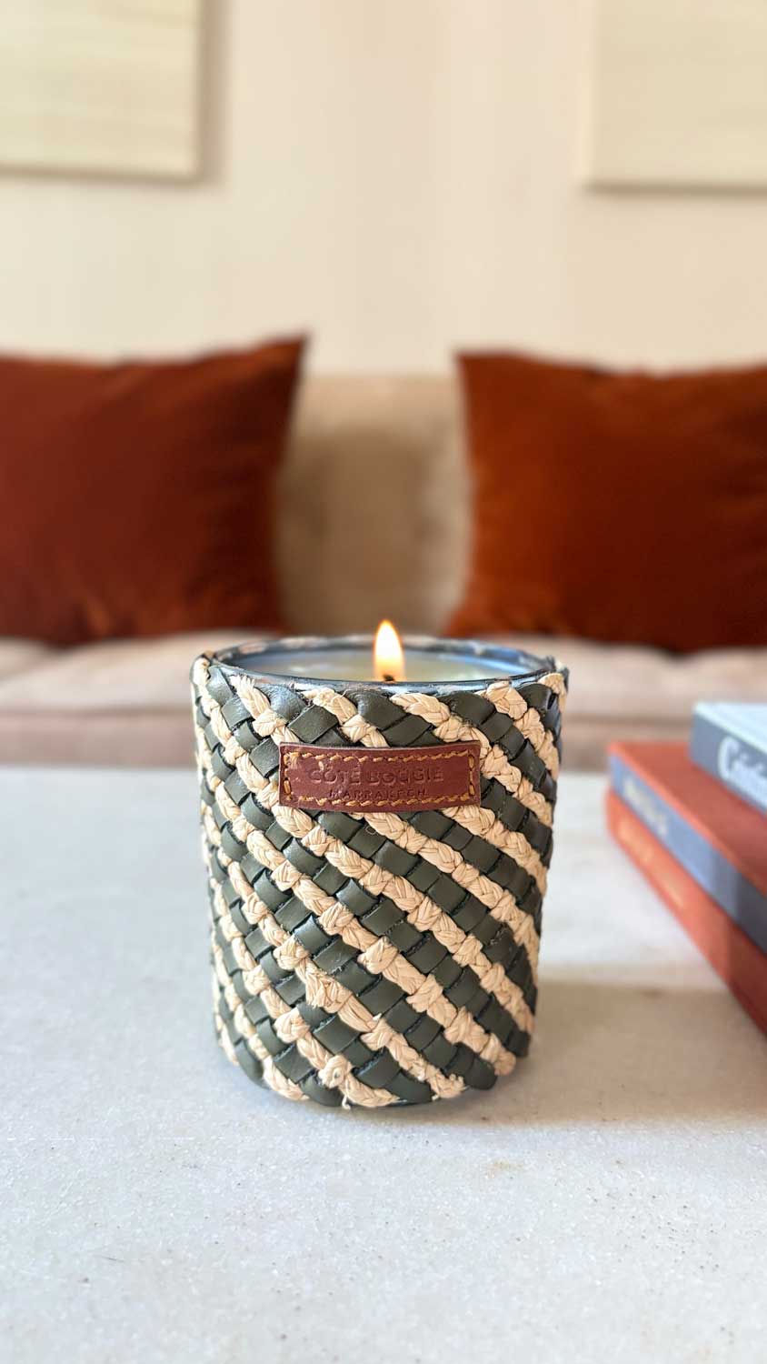 Detalle Vela Artesanal De Cuero Y Rafia Con Fragancia Almizcle Pequeña Cristina Oria 