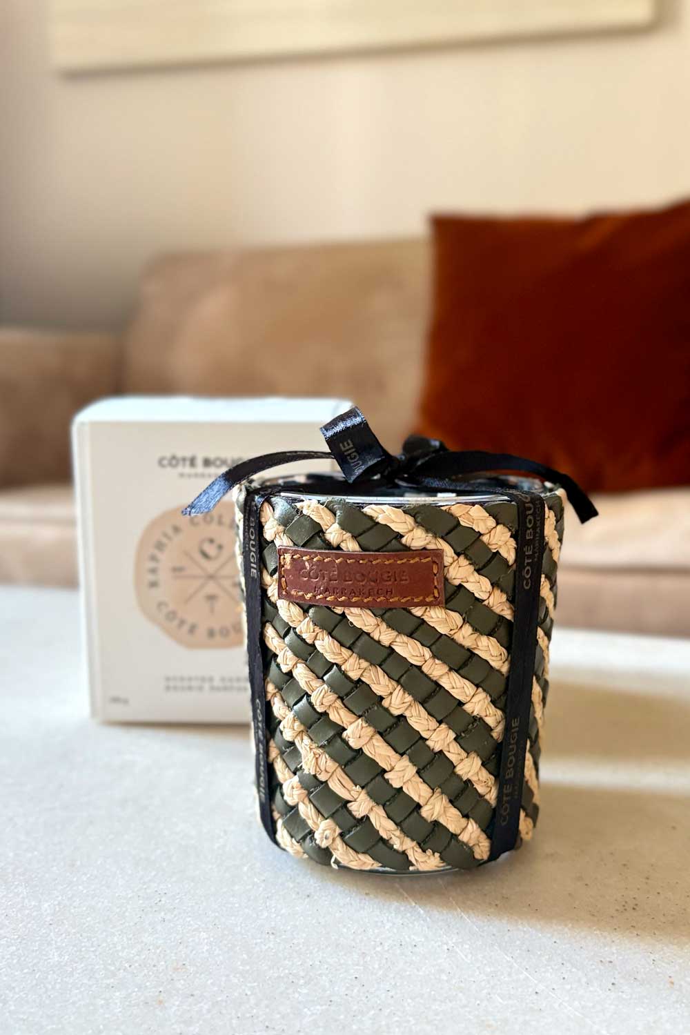 Detalle Lazo Vela Artesanal De Cuero Y Rafia Con Fragancia Almizcle Pequeña Cristina Oria 