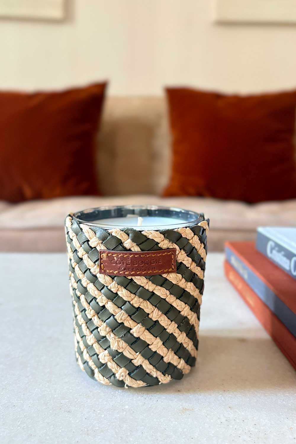 Detalle Color Vela Artesanal De Cuero Y Rafia Con Fragancia Almizcle Pequeña Cristina Oria 