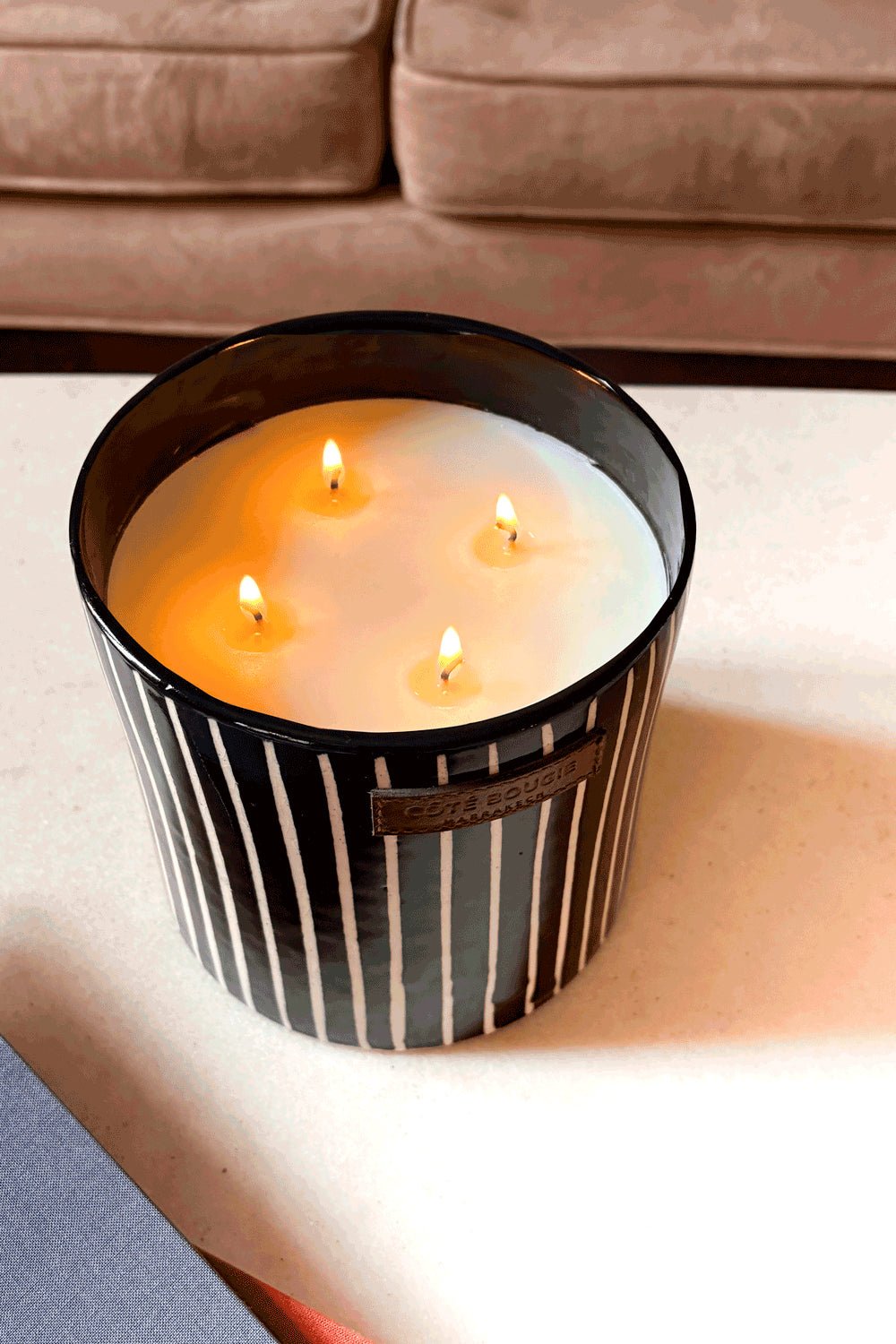 Detalle Vela Artesanal De Cerámica Con Fragancia Mandarina Grande Cristina Oria 