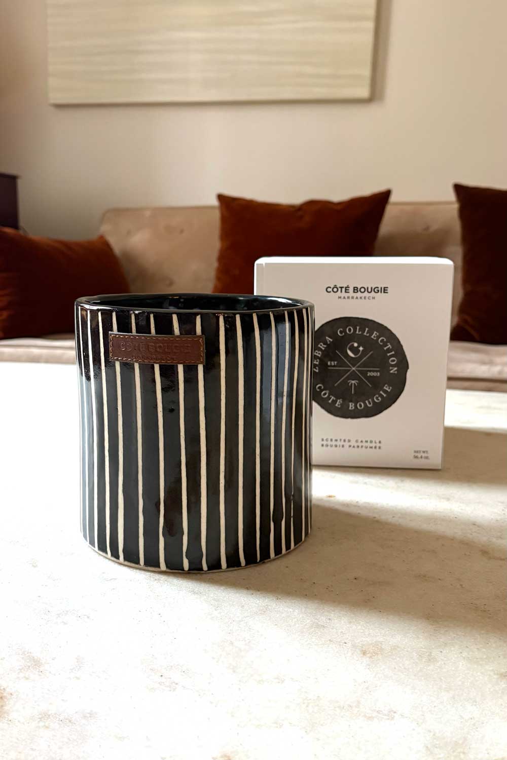 Detalle Vela Artesanal De Cerámica Con Fragancia Mandarina Mediana Cristina Oria 