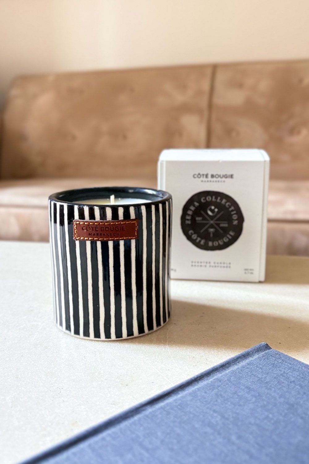 Detalle Vela Artesanal De Cerámica Con Fragancia Mandarina Pequeña Cristina Oria 