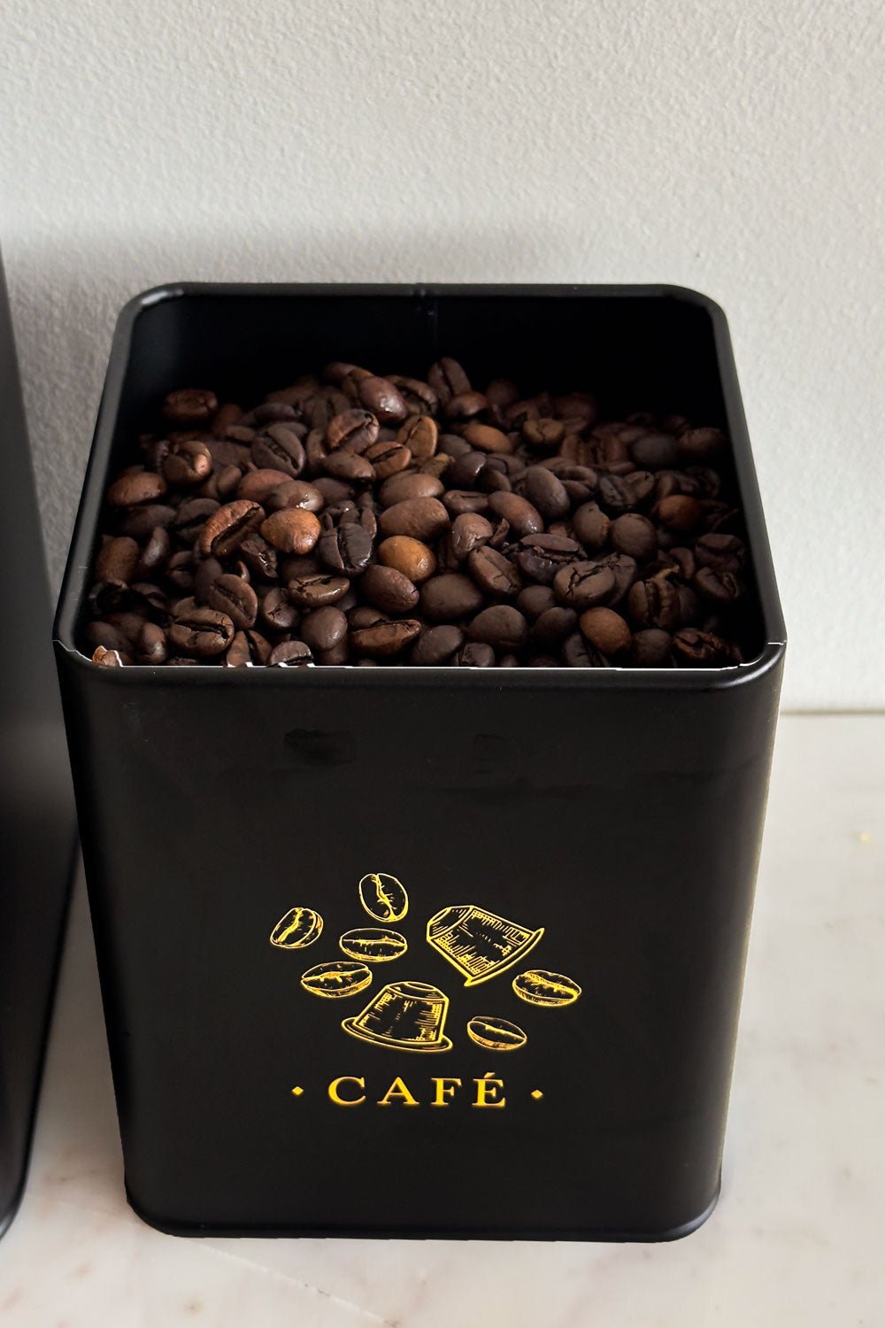 Detalle Bote Metálico Negro Con Ilustración Dorada Para Café Cristina Oria 