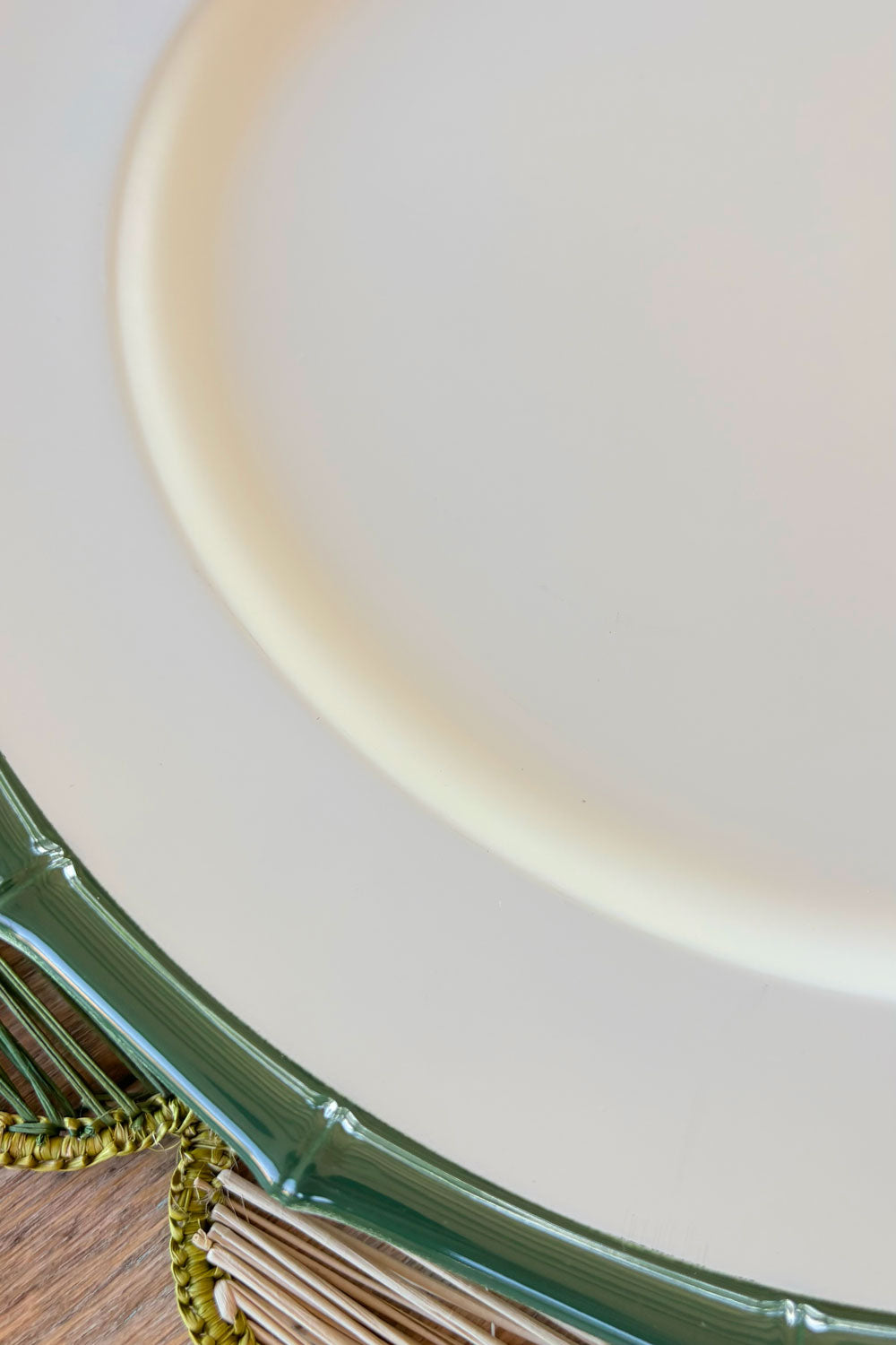 Detalle Borde Bajoplato Blanco Con Borde Diseño Bambú Verde Cristina Oria 