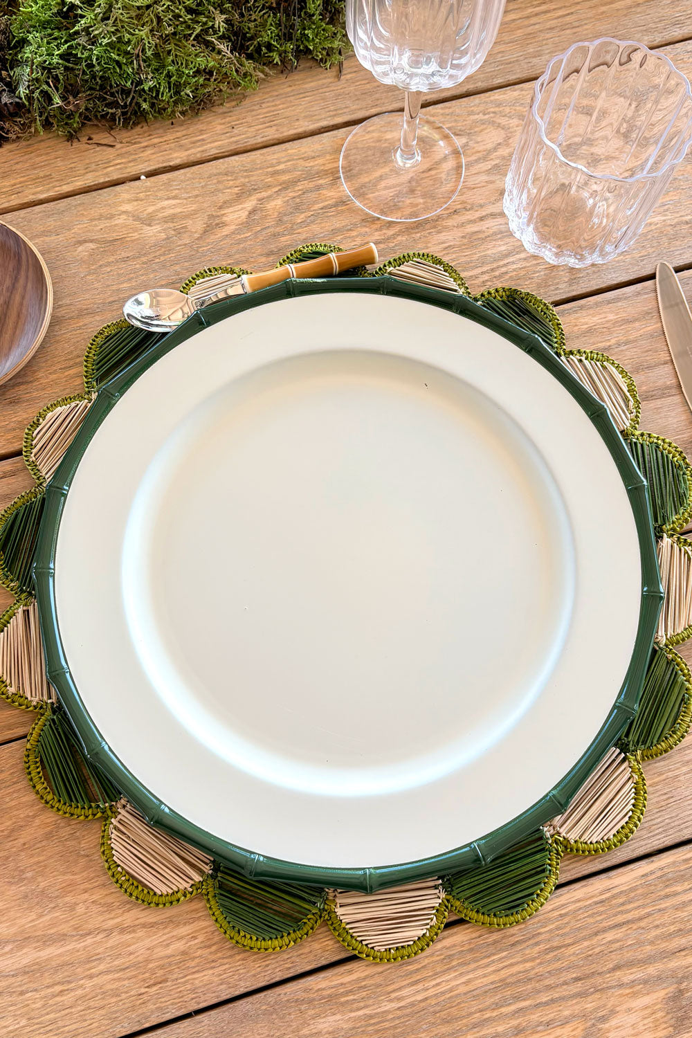 Detalle Bajoplato Blanco Con Borde Diseño Bambú Verde Cristina Oria 