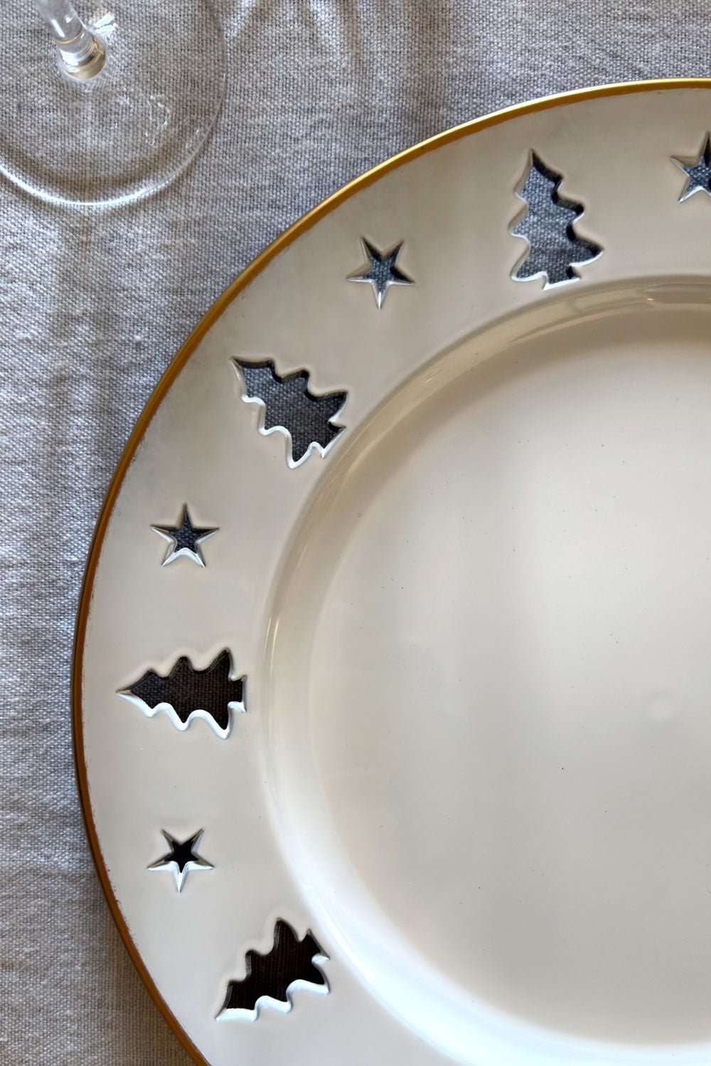 Detalle Bajoplato Blanco Con Borde Dorado Y Árboles Cristina Oria 