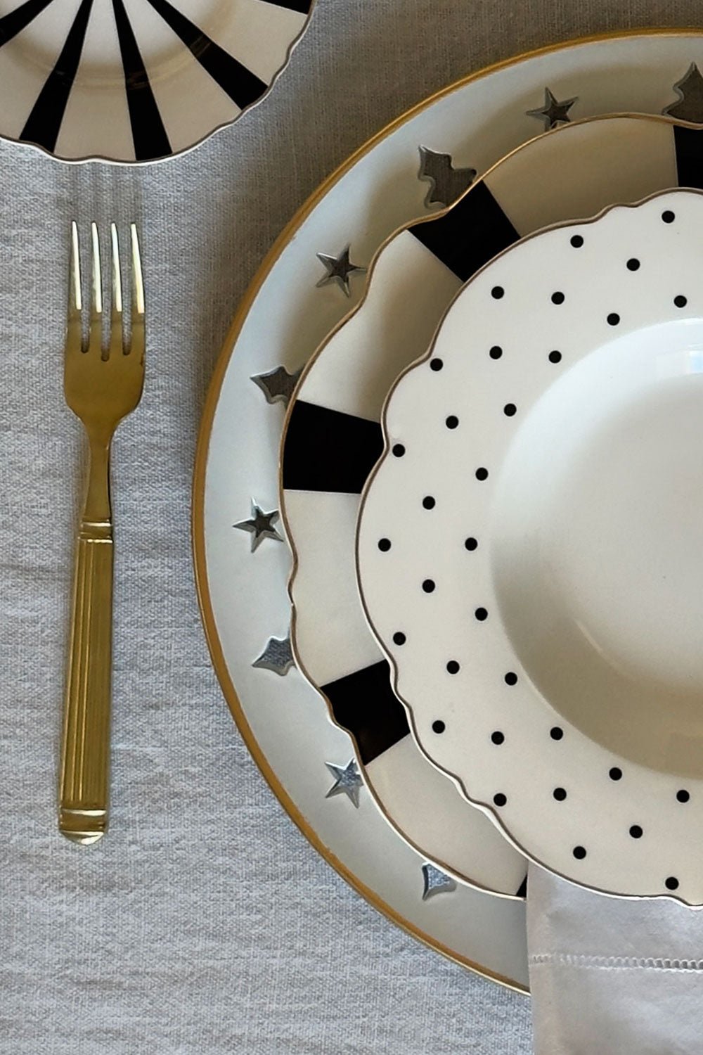 Sottopiatto bianco con bordo dorato e alberi