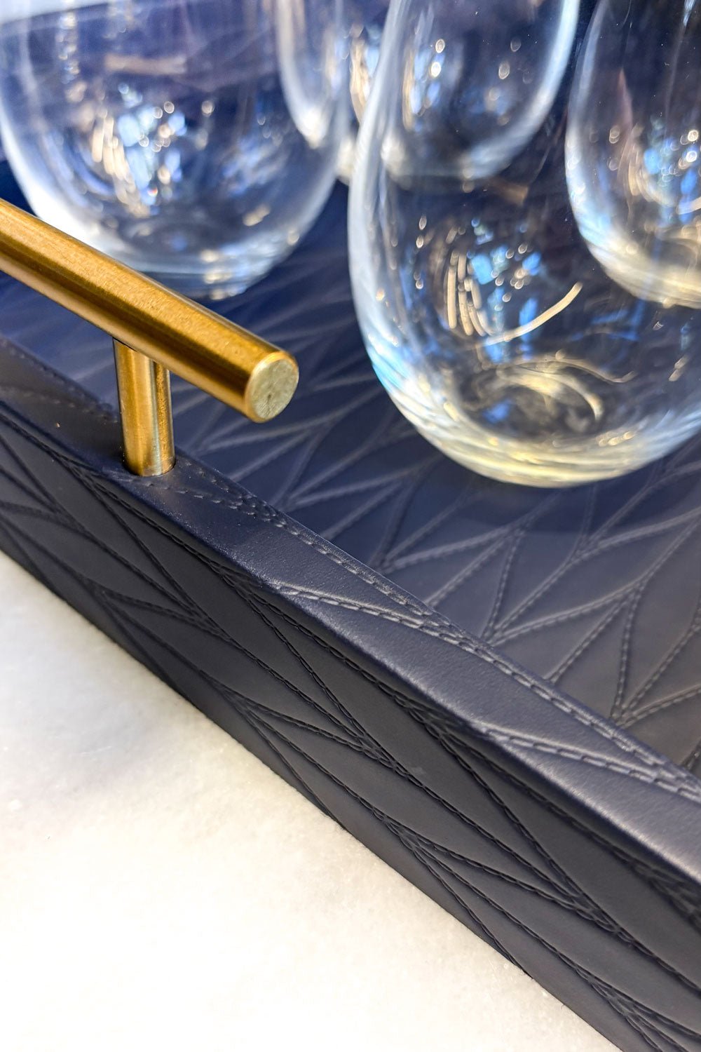 Detalle Bandeja Rectangular De Cuero Azul Con Asas Cristina Oria 