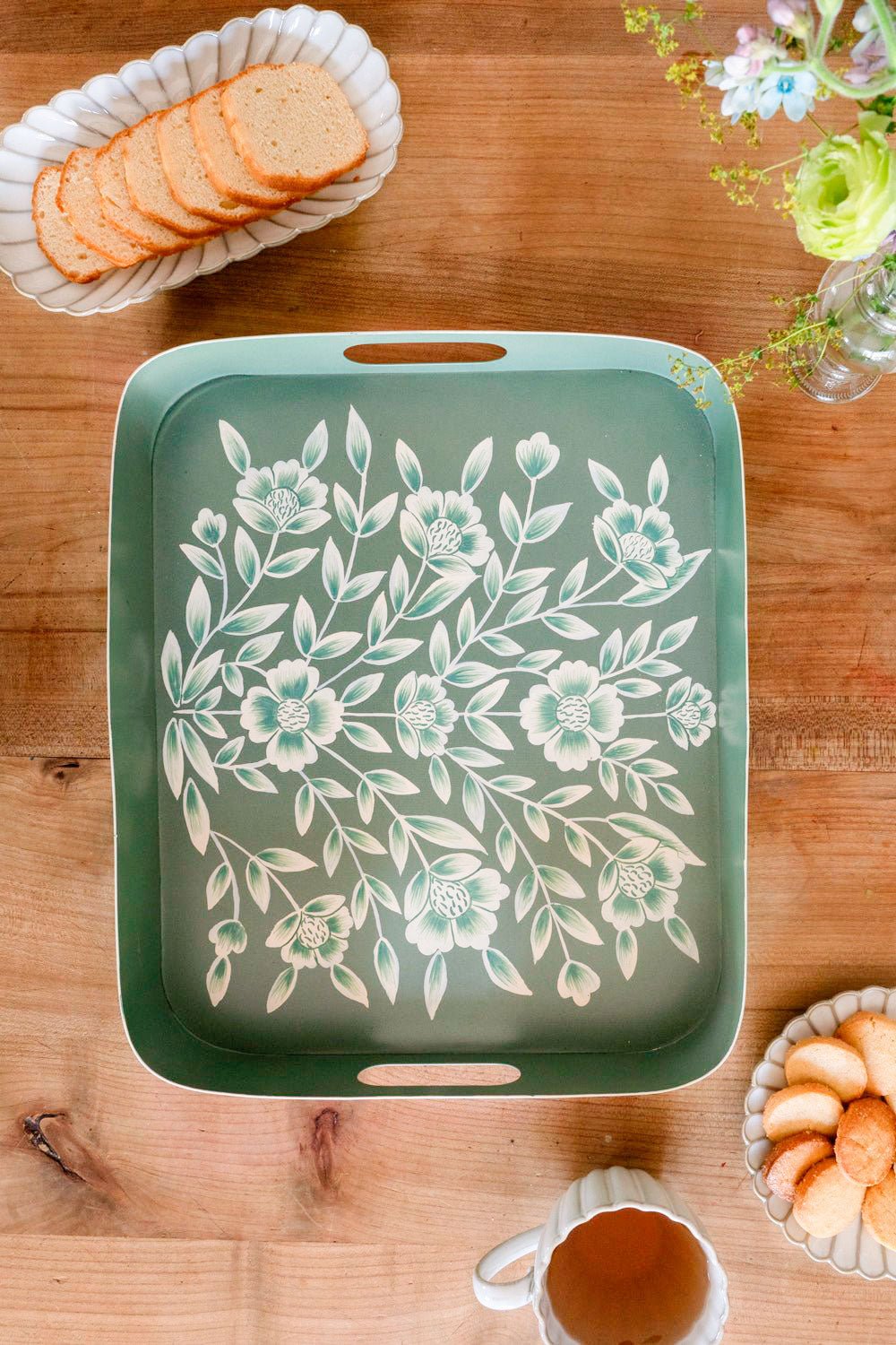 Grünes rechteckiges Tablett mit weißen Blumen bemalt