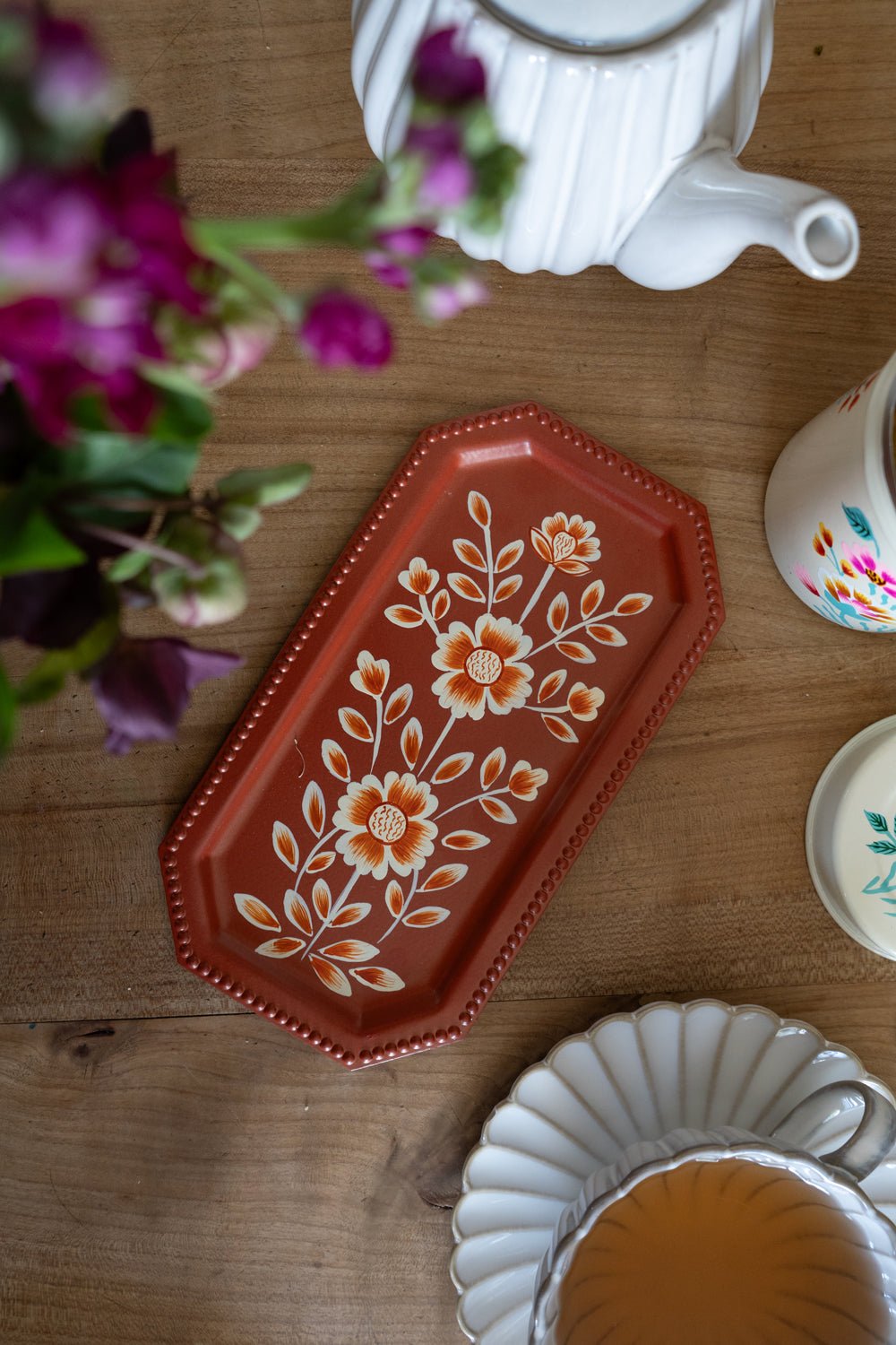 Bandeja Pequeña Rectangular Naranja Con Flores Blancas Pintadas Cristina Oria