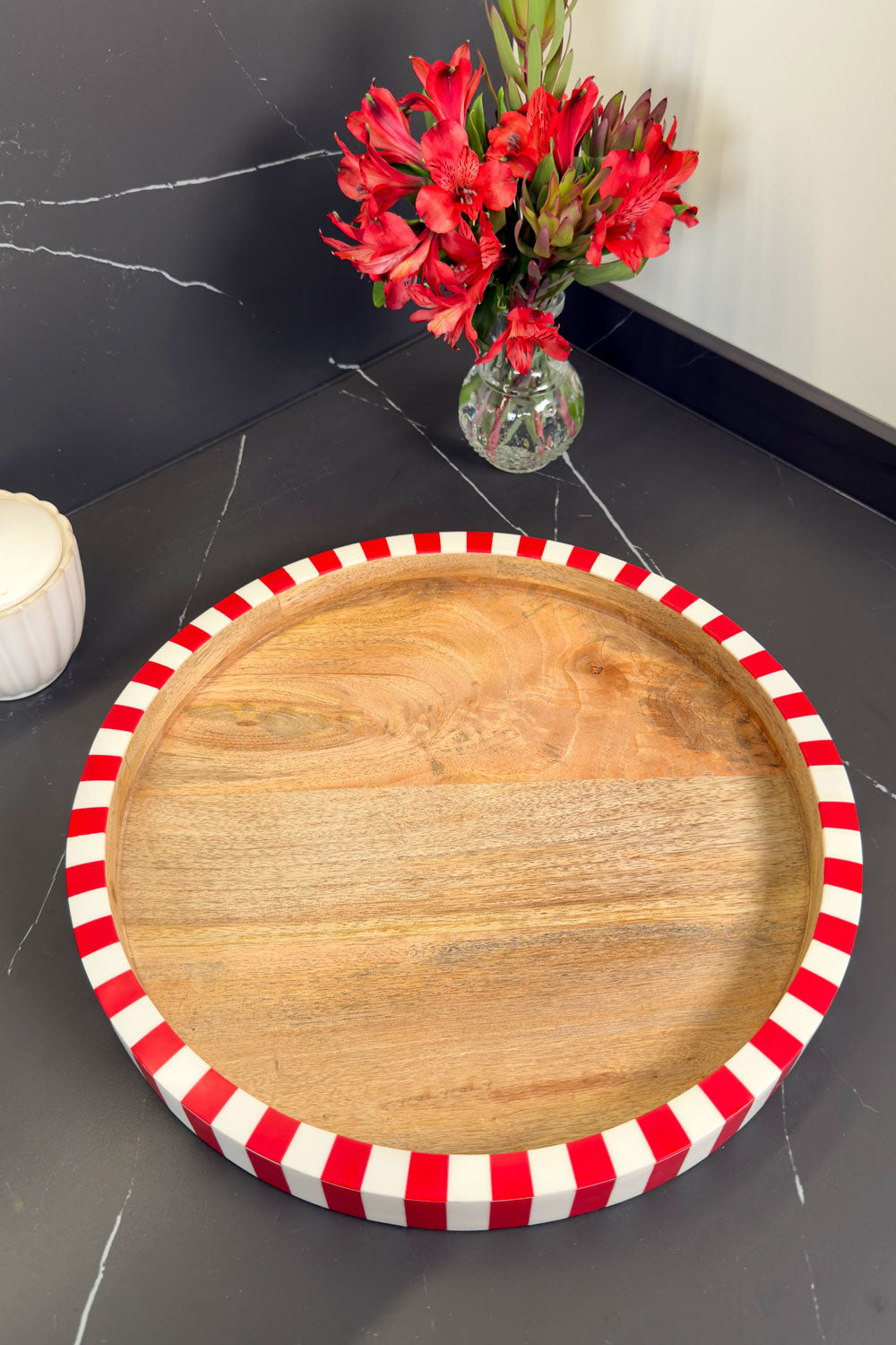 Detalles Bandeja De Resina Y Madera Redonda Con Diseño De Rayas Rojas & Blancas Cristina Oria