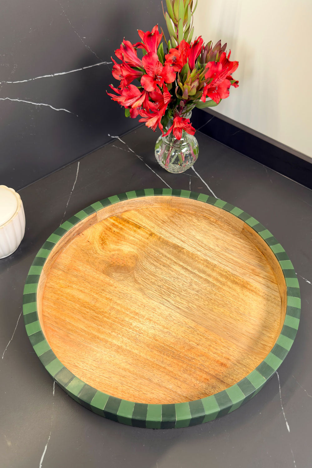 Detalles Bandeja De Resina Y Madera Redonda Con Diseño De Rayas Verdes & Negras Cristina Oria