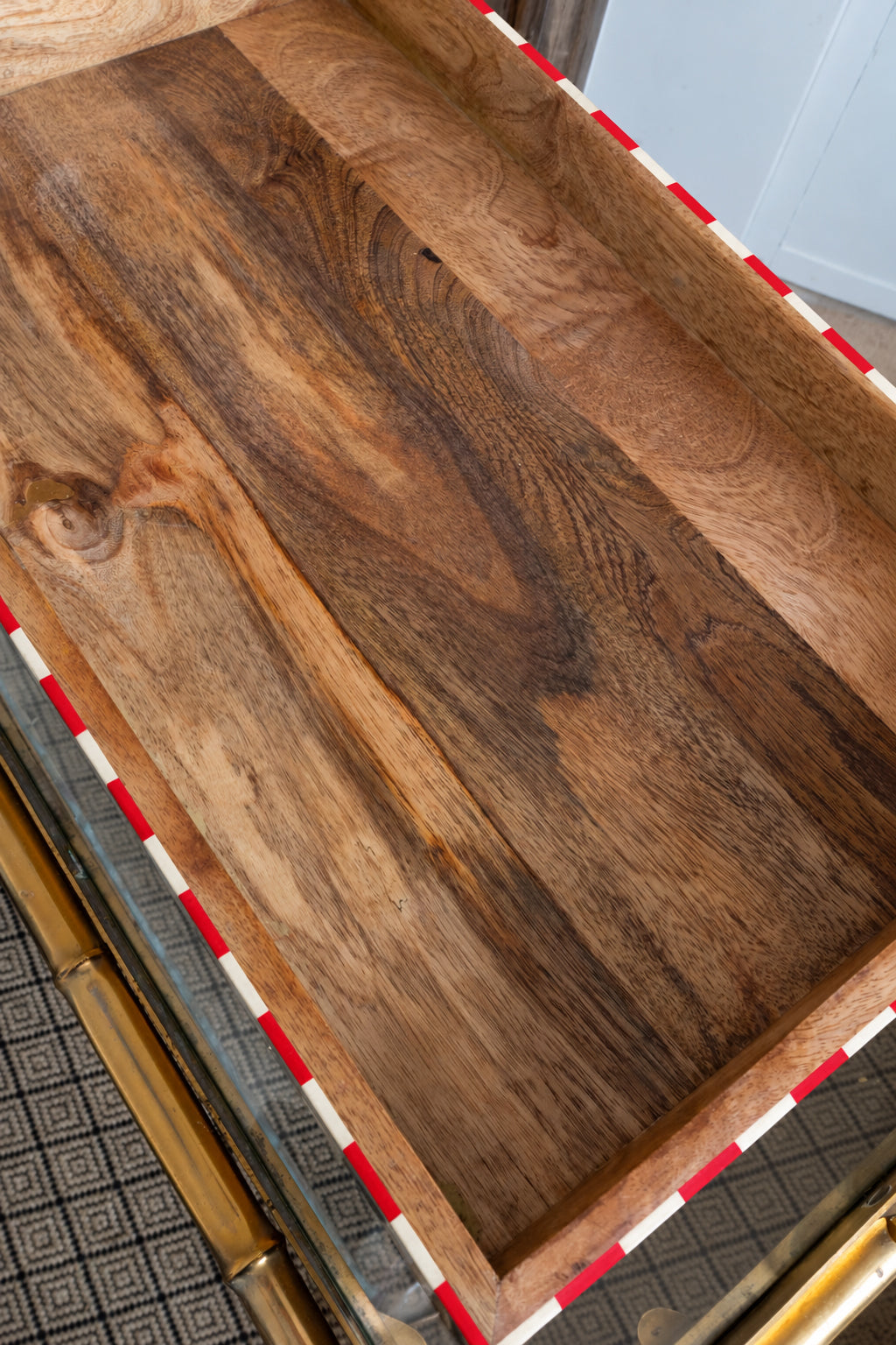 Detalles Bandeja De Resina Y Madera Con Diseño De Rayas Rojas & Blancas Cristina Oria