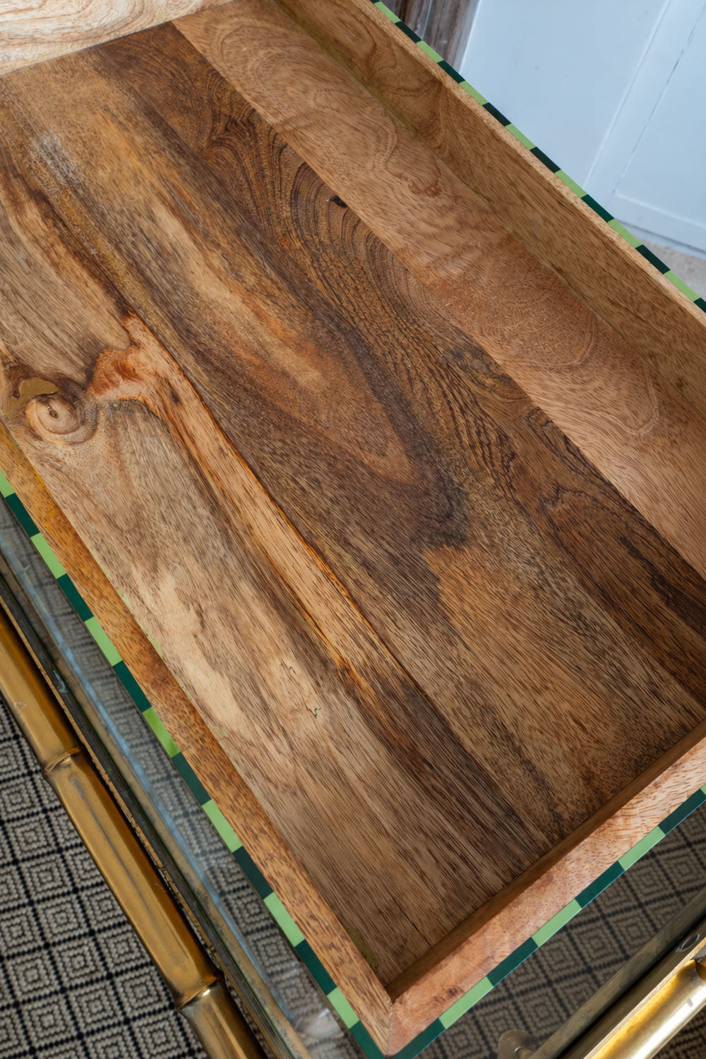 Detalles Bandeja De Resina Y Madera Con Diseño De Rayas Verdes & Negras Cristina Oria