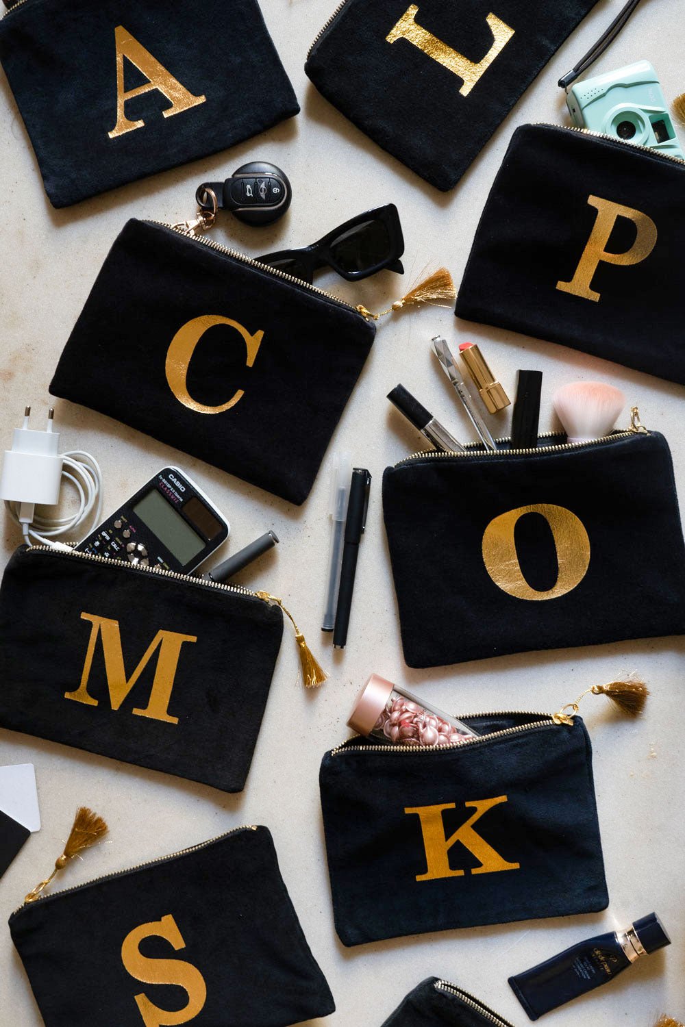 Beauty case in velluto nero con iniziale dorata
