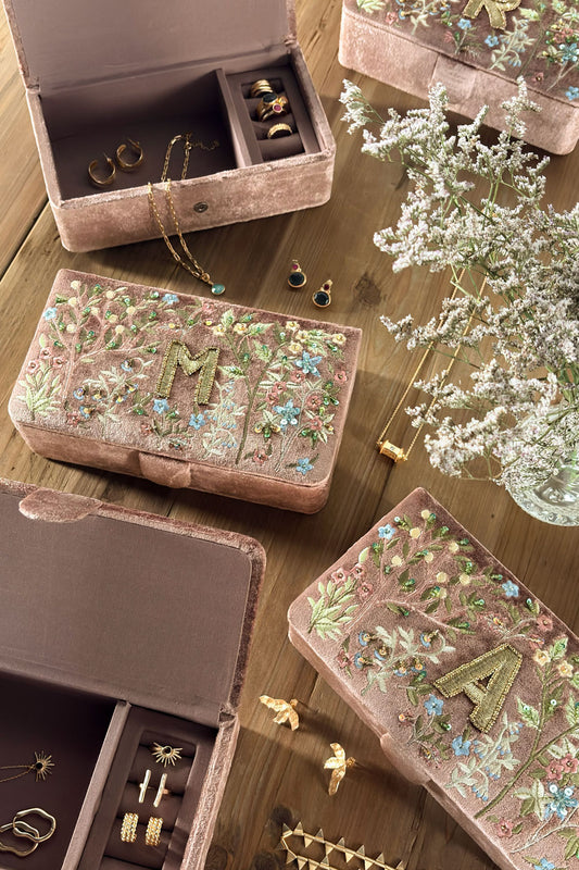 Joyero De Terciopelo Rosa Empolvado Con Iniciales Y Flores Bordadas Cristina Oria