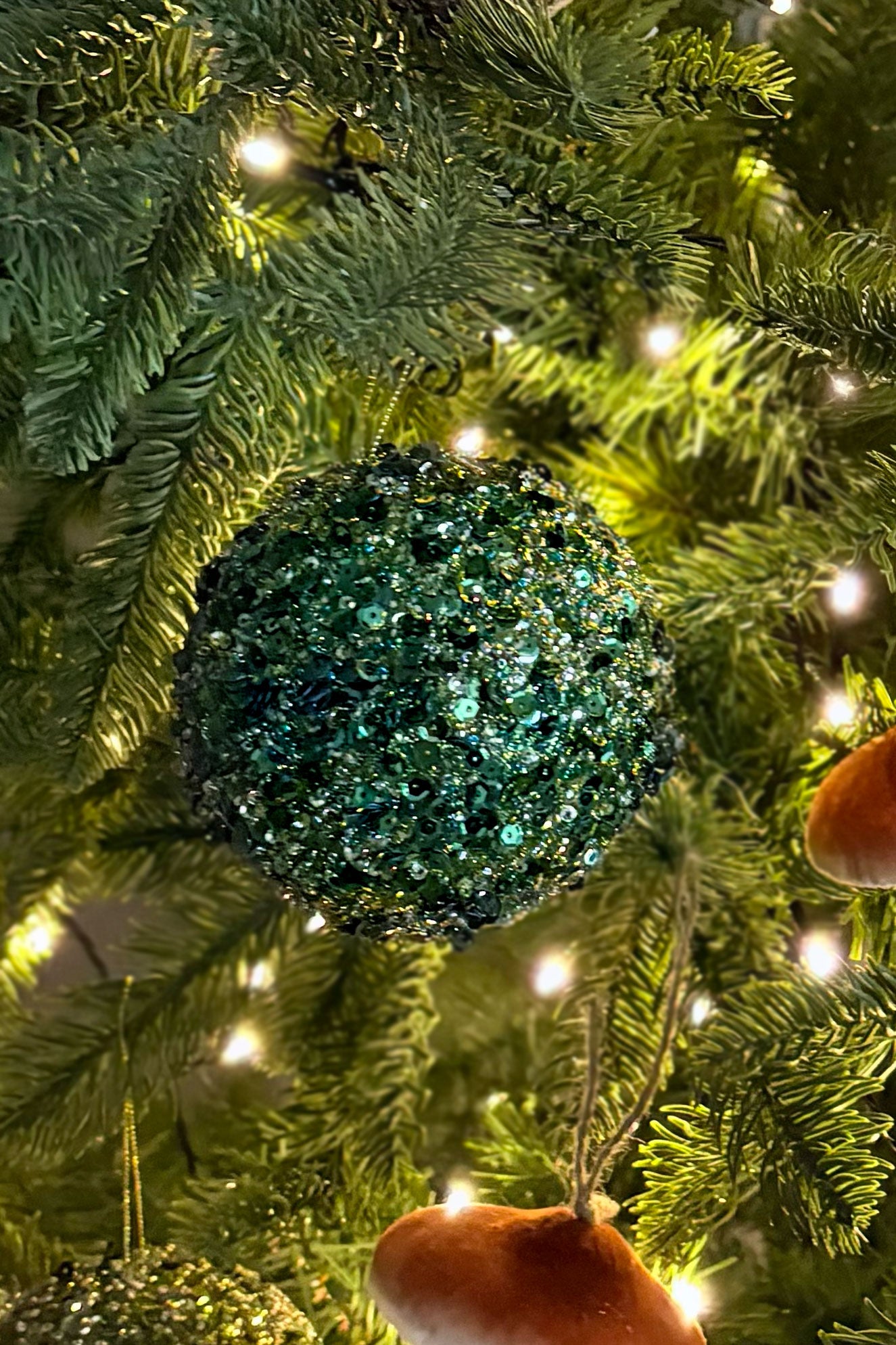 Detalle Adorno Bola De Cuentas Verdes Y Doradas Cristina Oria 