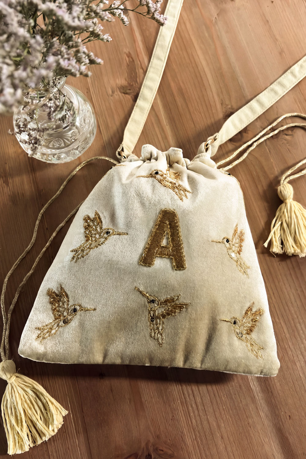A Bolso De Terciopelo Verde Con Inicial Y Aves Bordadas Cristina Oria