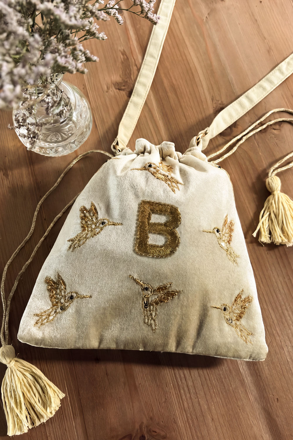 B Bolso De Terciopelo Verde Con Inicial Y Aves Bordadas Cristina Oria