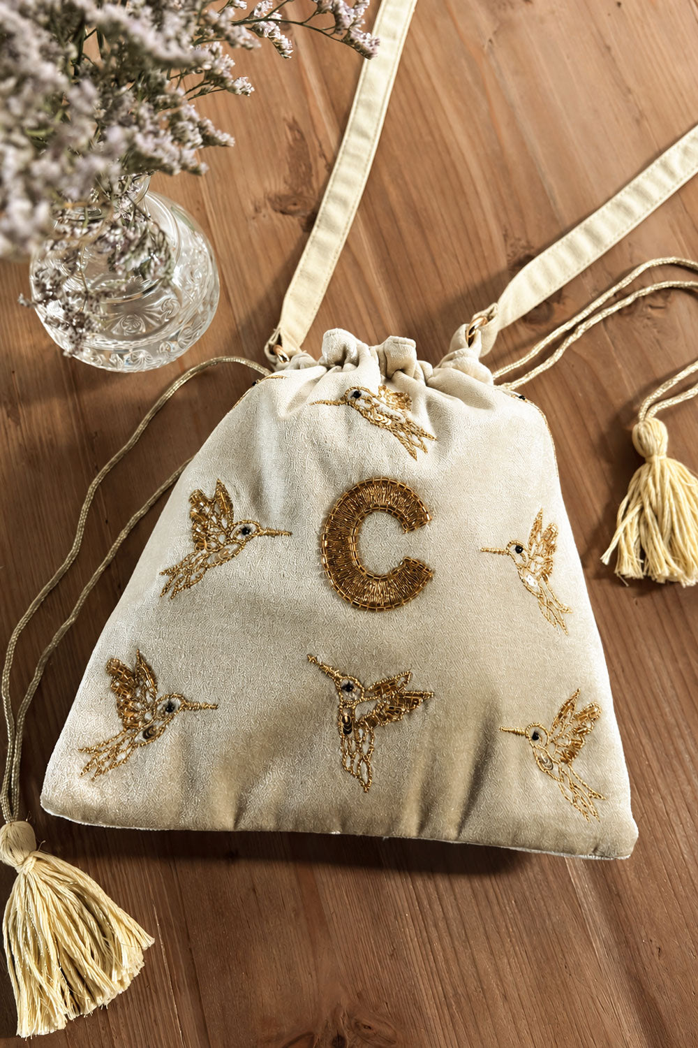 C Bolso De Terciopelo Verde Con Inicial Y Aves Bordadas Cristina Oria