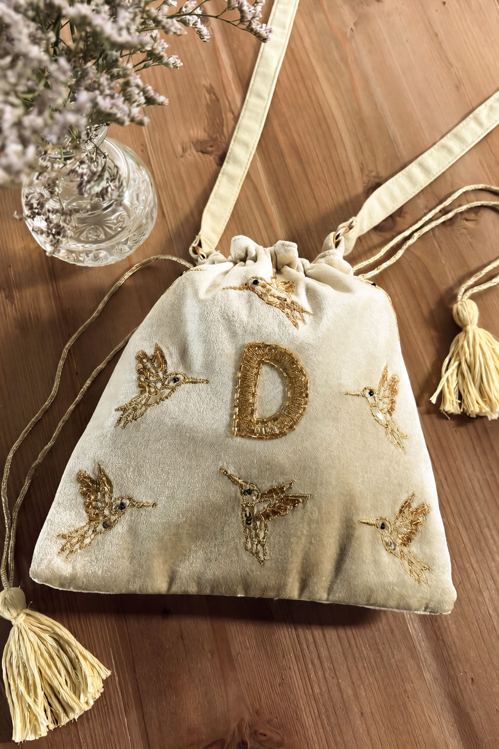 D Bolso De Terciopelo Verde Con Inicial Y Aves Bordadas Cristina Oria