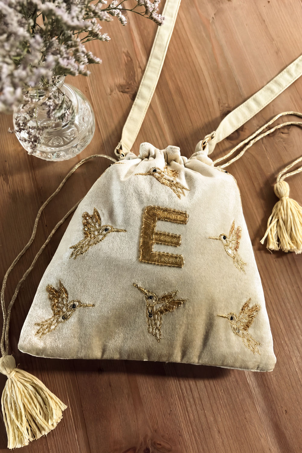 E Bolso De Terciopelo Verde Con Inicial Y Aves Bordadas Cristina Oria