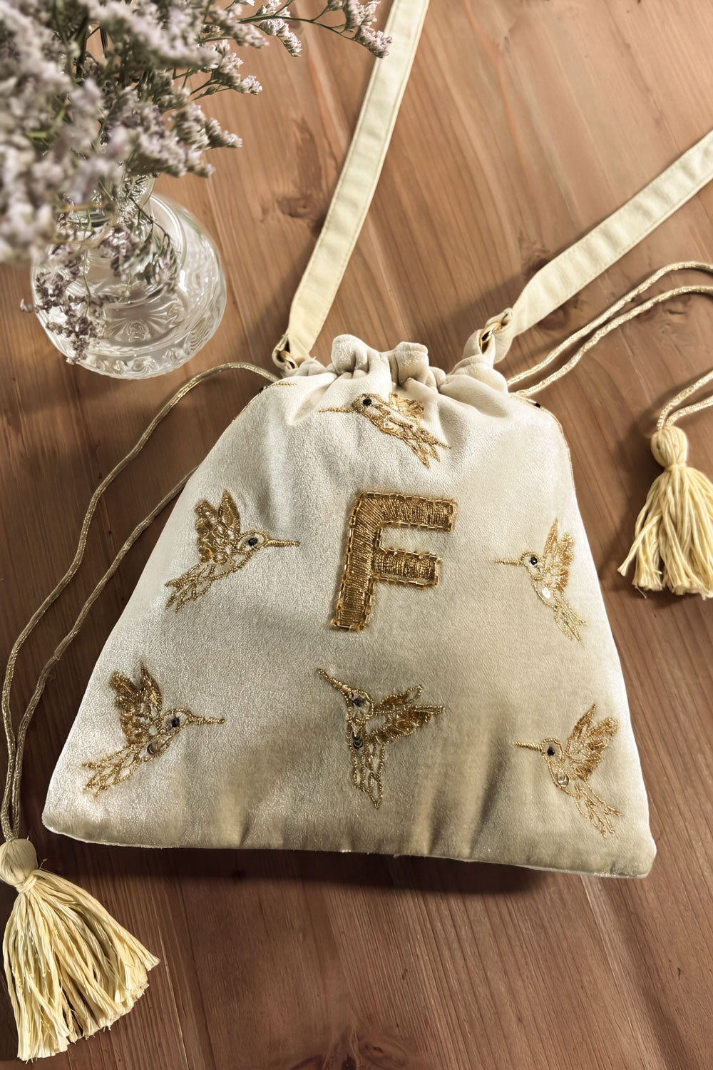 F Bolso De Terciopelo Verde Con Inicial Y Aves Bordadas Cristina Oria