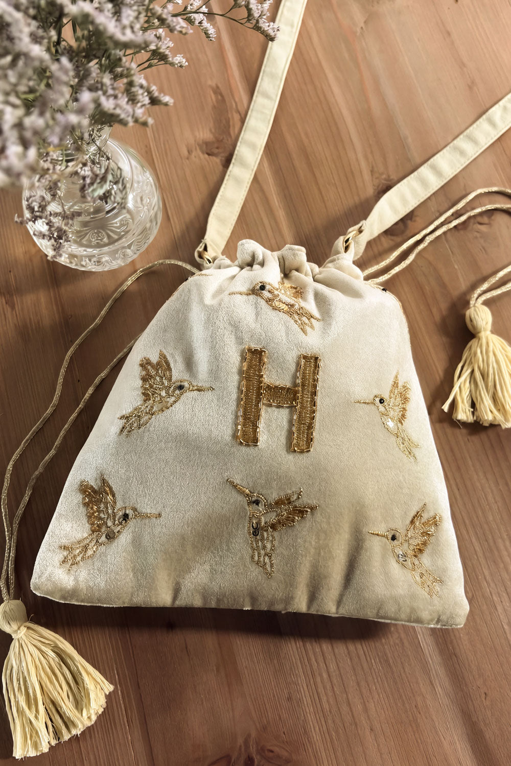 H Bolso De Terciopelo Verde Con Inicial Y Aves Bordadas Cristina Oria