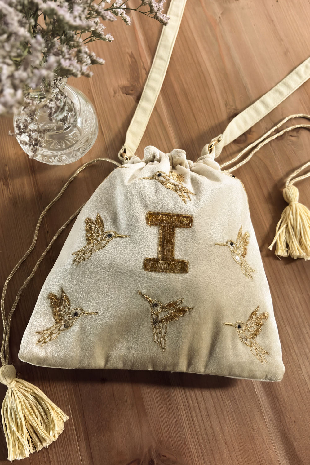 I Bolso De Terciopelo Verde Con Inicial Y Aves Bordadas Cristina Oria