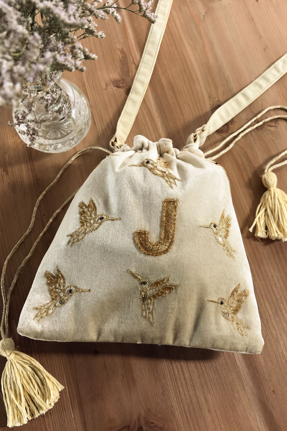 J Bolso De Terciopelo Verde Con Inicial Y Aves Bordadas Cristina Oria