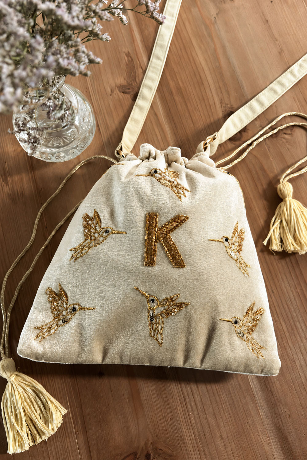 K Bolso De Terciopelo Verde Con Inicial Y Aves Bordadas Cristina Oria