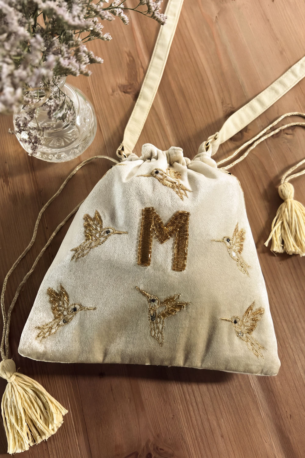 M Bolso De Terciopelo Verde Con Inicial Y Aves Bordadas Cristina Oria
