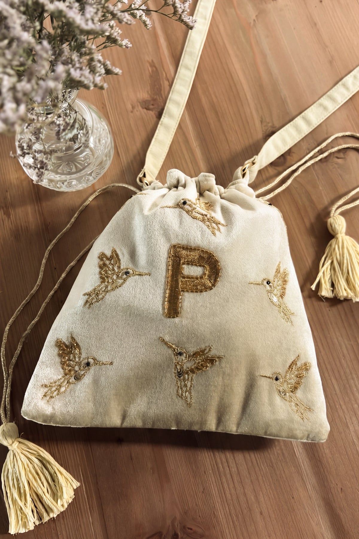 P Bolso De Terciopelo Verde Con Inicial Y Aves Bordadas Cristina Oria