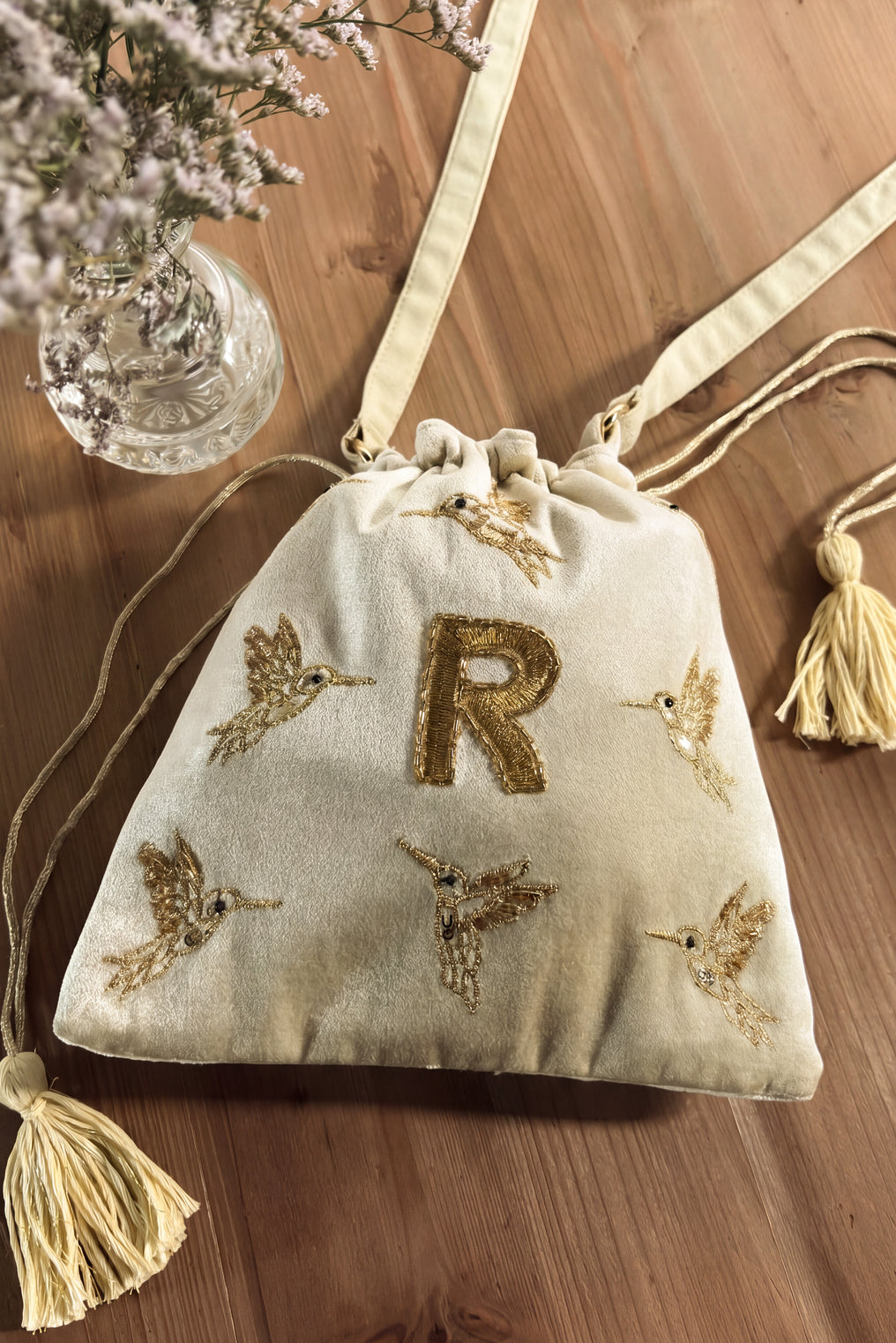 R Bolso De Terciopelo Verde Con Inicial Y Aves Bordadas Cristina Oria