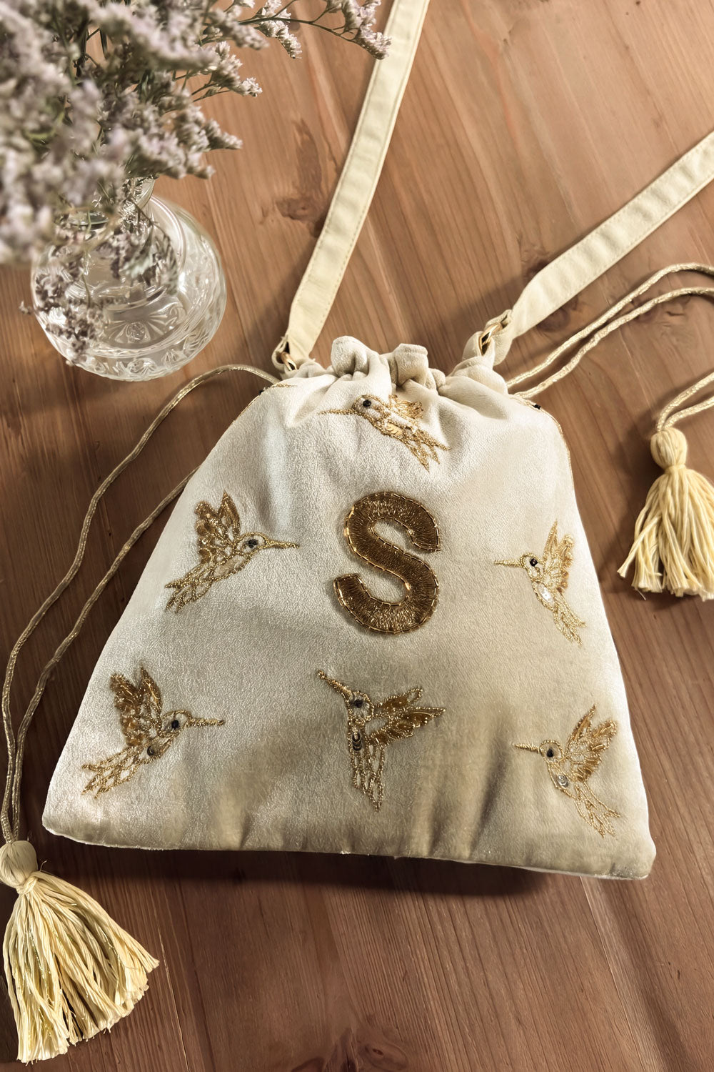 S Bolso De Terciopelo Verde Con Inicial Y Aves Bordadas Cristina Oria