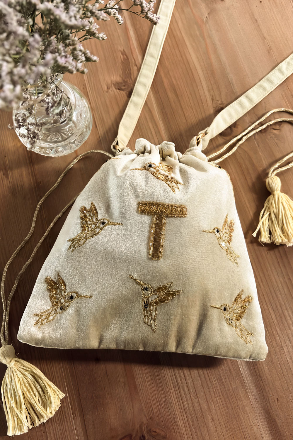 T Bolso De Terciopelo Verde Con Inicial Y Aves Bordadas Cristina Oria