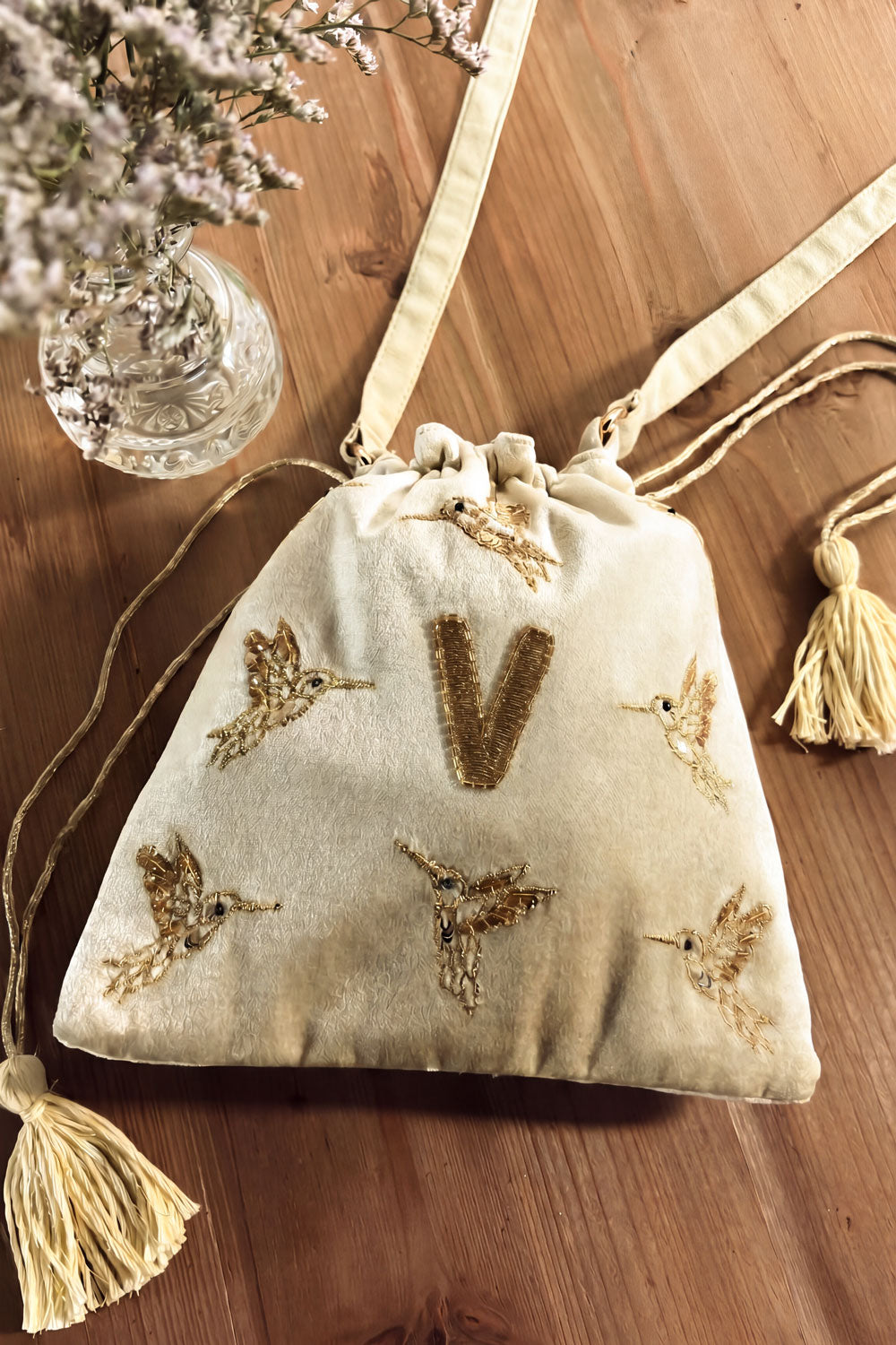 V Bolso De Terciopelo Verde Con Inicial Y Aves Bordadas Cristina Oria