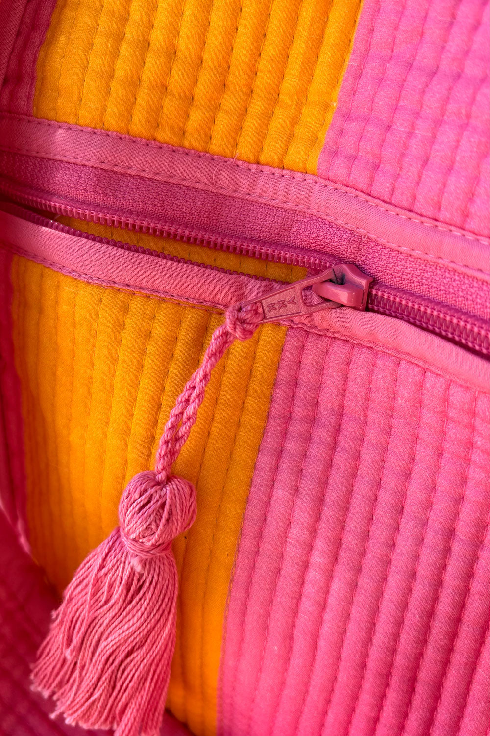 Detalles Bolsa De Viaje Grande Rayas Rosas & Naranjas Cristina Oria