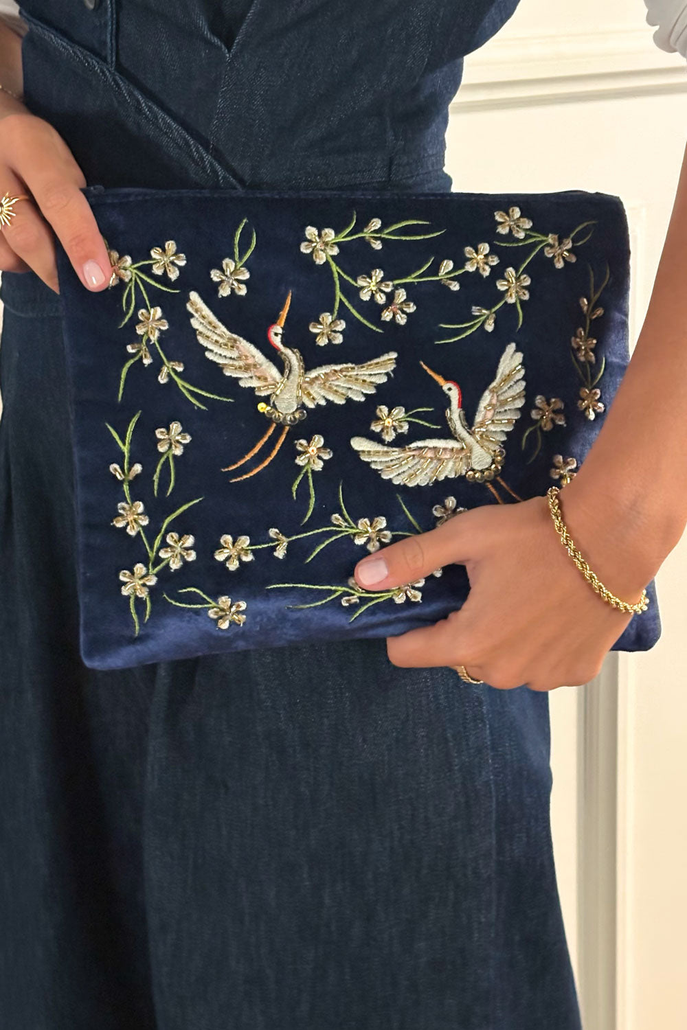 Persona Con La Cartera De Terciopelo Azul Con Grullas Y Flores Bordadas Cristina Oria