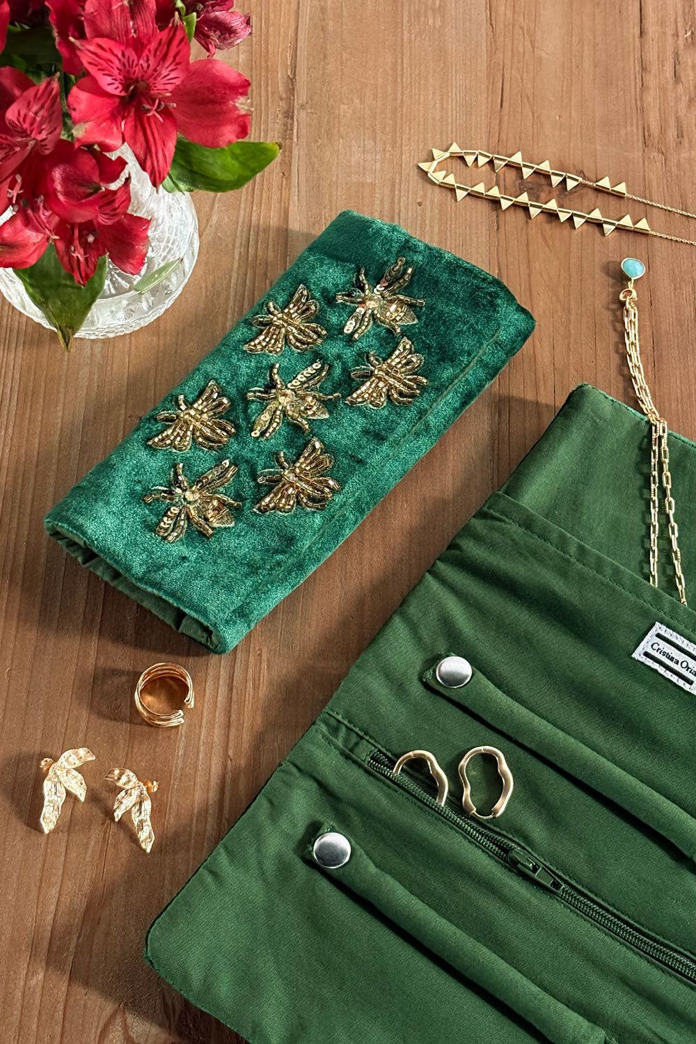 Joyero De Viaje De Terciopelo Verde Con Abejas Bordadas Cristina Oria