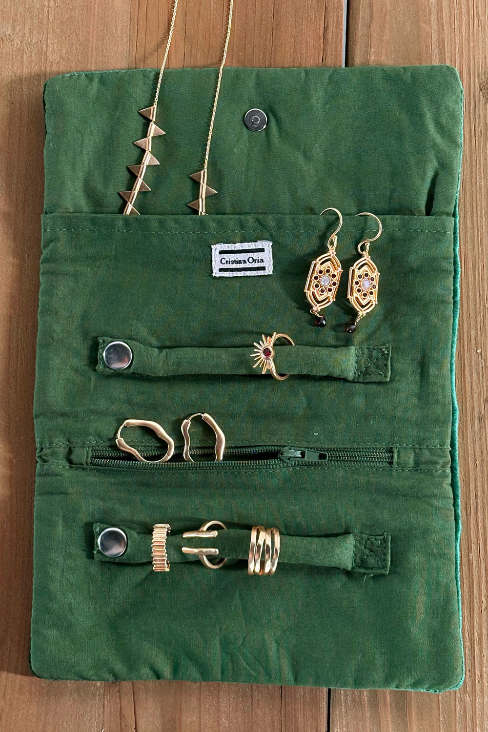 Abierto Joyero De Viaje De Terciopelo Verde Con Abejas Bordadas Cristina Oria