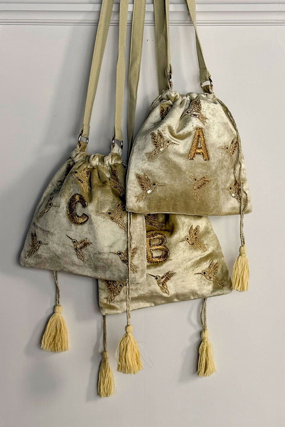 Bolso De Terciopelo Verde Con Inicial Y Aves Bordadas Cristina Oria