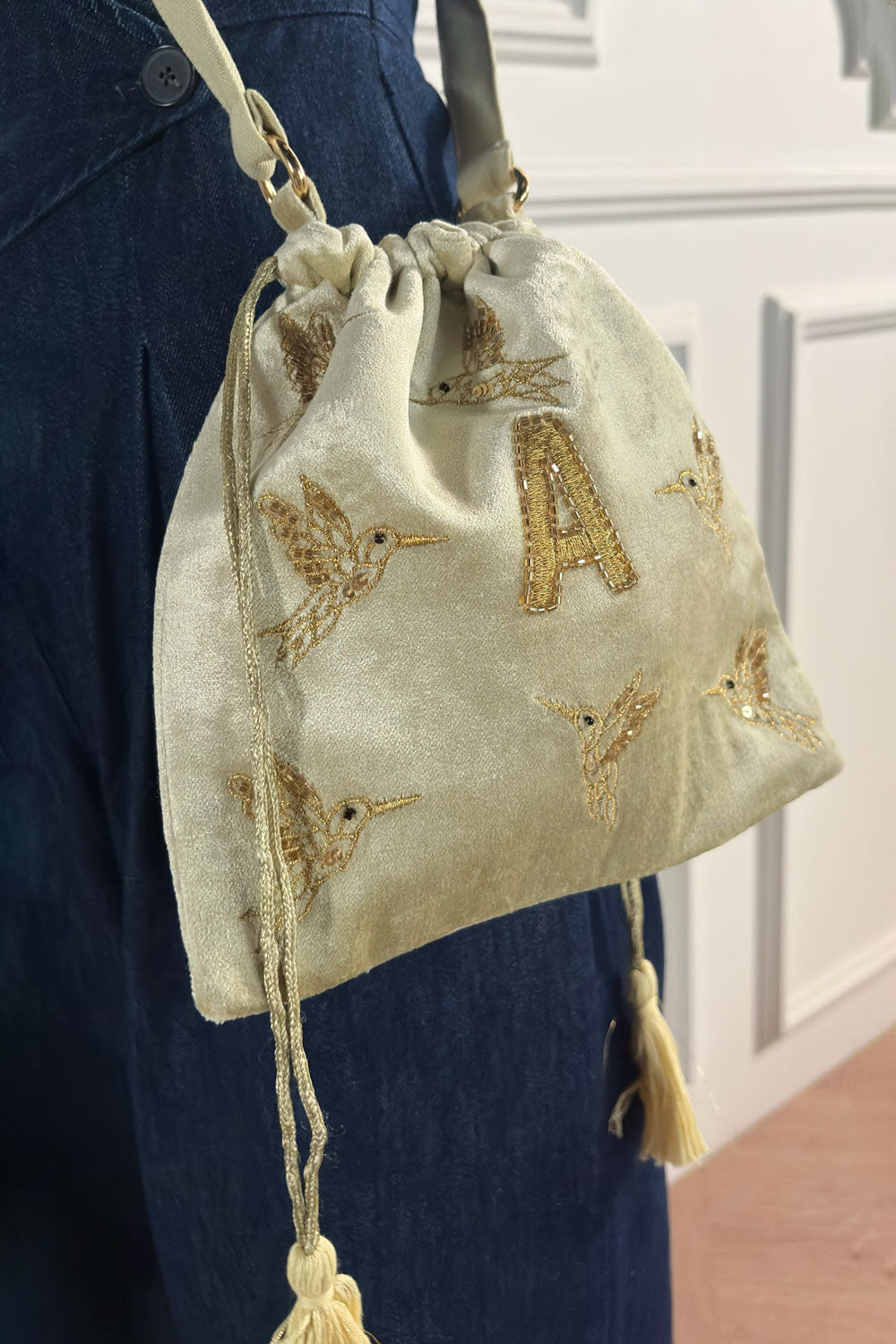 A Persona Detalles Bolso De Terciopelo Verde Con Inicial Y Aves Bordadas Cristina Oria