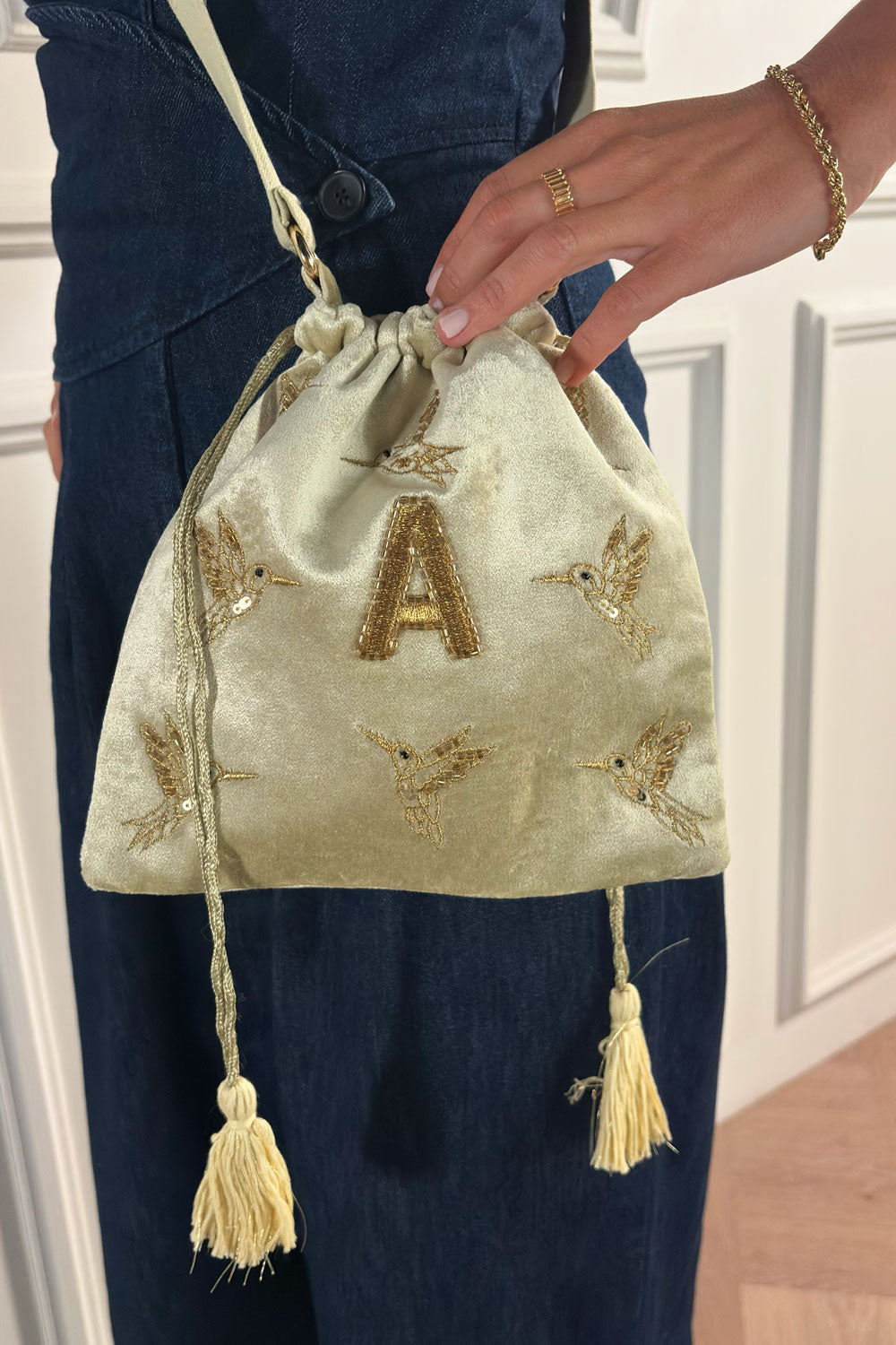 A Persona Bolso De Terciopelo Verde Con Inicial Y Aves Bordadas Cristina Oria
