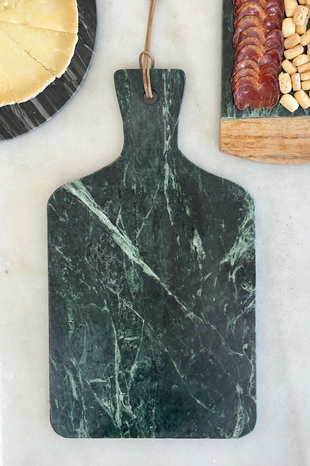 Detalle Tabla De Mármol Verde Con Mango Cristina Oria 