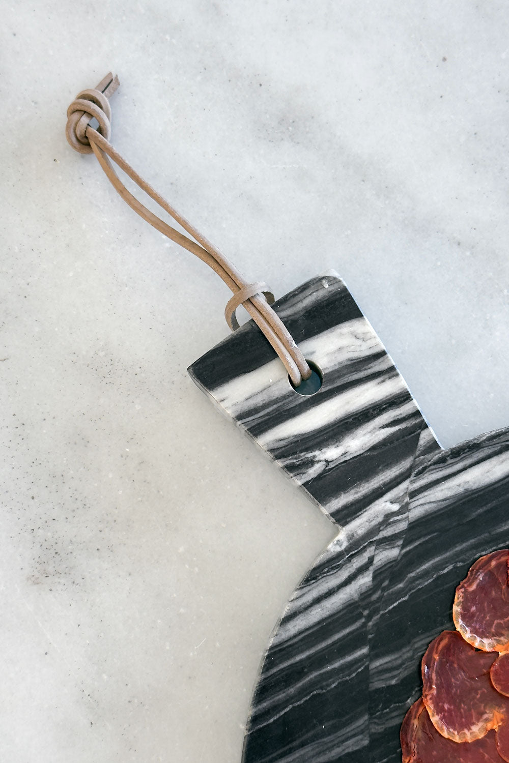 Detalle Mango Tabla Redonda De Mármol Negra Con Mango Cristina Oria 