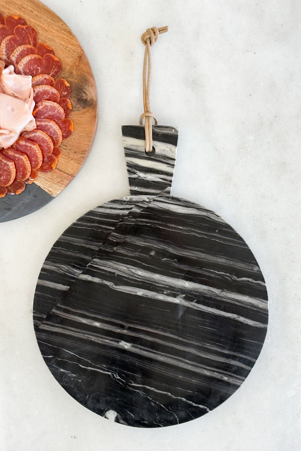 Detalle Tabla Redonda De Mármol Negra Con Mango Cristina Oria 